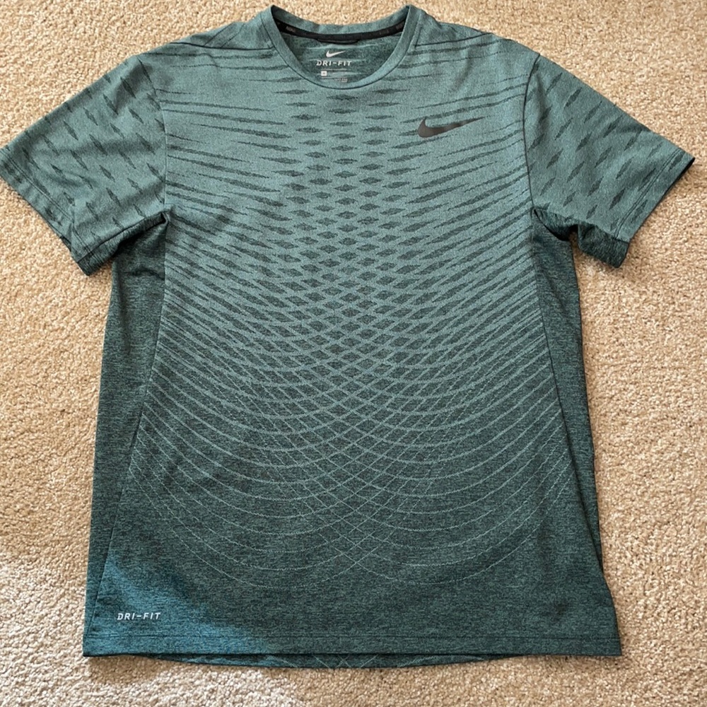 Men’s green Nike dry fit shirt